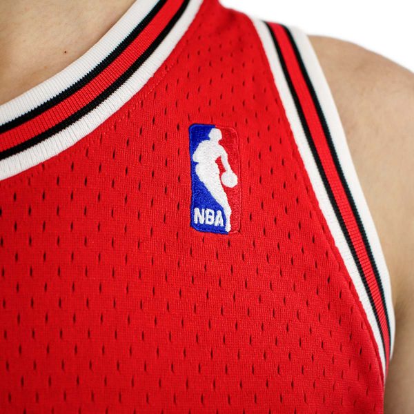 Mitchell & Ness Chicago Bulls NBA Scottie Pippen #33 Road 1997 Swingman Jersey 2.0 Trikot SMJYGS18153-CBUSCAR97SPI - rot-schwarz-weiss Jetzt online – Bild 4